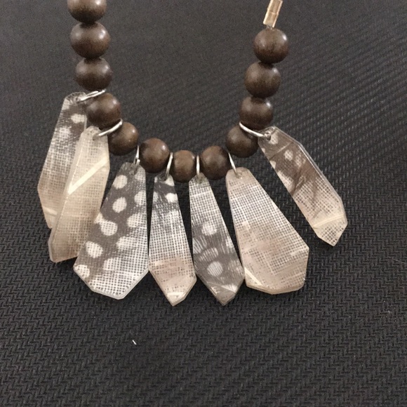 Color by Amber- speckled feather necklace - Picture 3 of 4